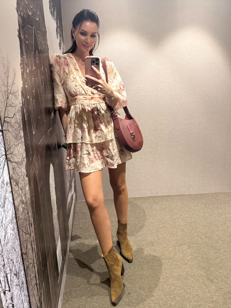8866vanessa's tweet photo. Suede shoes and a floral dress https://t.co/qiFX9URoj8