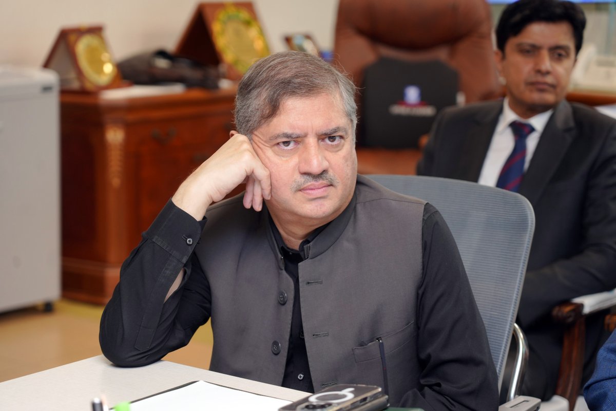 KamalMQM's tweet photo. وفاقی وزیر صحت سید مصطفیٰ کمال کو اسلام آباد ہیلتھ کیئر ریگولیٹری اتھارٹی (آئی ایچ آر اے) کے حوالے سے تفصیلی بریفنگ دی گئی۔ بریفنگ میں سیکریٹری، ایڈیشنل سیکریٹری، جوائنٹ سیکریٹریز، آئی ایچ آر اے کی ٹیم، ایگزیکٹو ڈائریکٹر پمز، ڈائریکٹر جنرل ہیلتھ سمیت متعلقہ حکام نے شرکت کی۔

#MustafaKamal #HealthMinister #IHRA #HealthcareRegulation #IslamabadHealthcare #HealthcareReform #Pakistan

@WHO @UNICEF @Gavi @GatesFoundation @GovtofPakistan