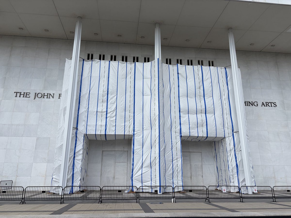 MilesTaylorUSA's tweet photo. Took this photo yesterday. 

The man who put up the scaffolding is closing the building because he can’t keep his name on it. 

I learned in the first administration: Donald Trump is as just petty as he is corrupt. https://t.co/CBTrsIGOVz
