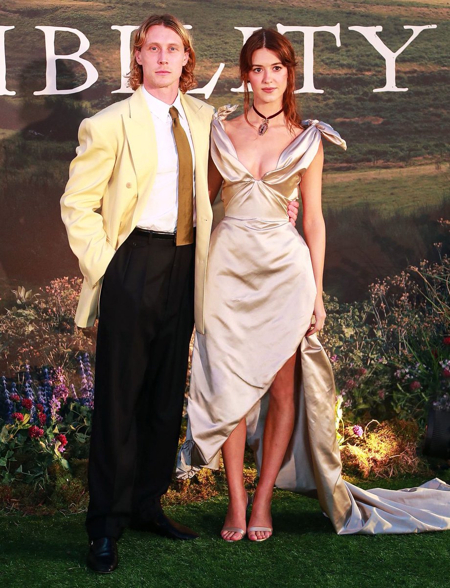 _filmcrave's tweet photo. Daisy Edgar-Jones and George MacKay photographed at the ‘SENSE AND SENSIBILITY’ premiere in London. 📷 https://t.co/7EgQHaiRUT