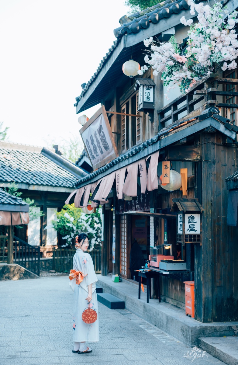 jobas298919's tweet photo. Just spent the whole morning wandering the tiny alleyways of Kyoto, sipping warm matcha from a street stall and catching the soft glow of cherry blossoms fluttering down—this is the kind of slow travel joy I’ve been chasing! https://t.co/RHi2j4hcpe