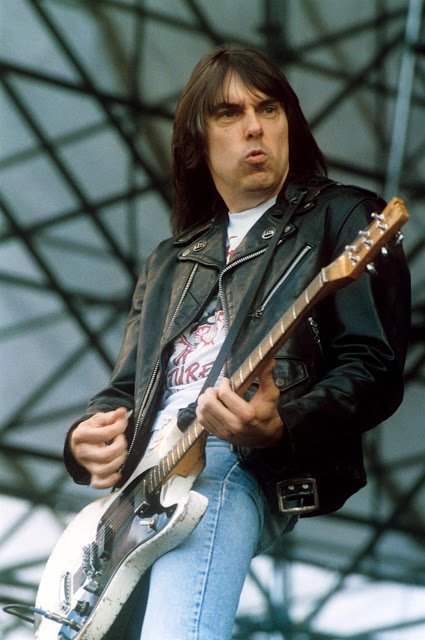 lacuevacultural's tweet photo. #Efemérides #LaCueva 15 de septiembre de 2004. Muere Johnathan William Cummings ''Johnny Ramone''. Miembro fundador de The Ramones. Puesto 28 entre los 100 mejores guitarristas de todos los tiempos según la revista Rolling Stone
#JohnnyRamone #TheRamones #punk #punkrock #music https://t.co/3KtP3rN1RP