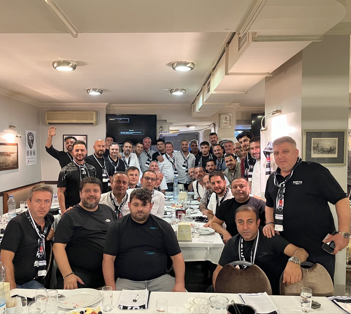sdcbesiktasnet's tweet photo. Değerli Beşiktaşlılar,

Bazı sevdalar anlatılarak öğrenilmez. Bir çocuğun omzuna bırakılan atkıyla, babadan kalan bir
formayla, tribündeki ateşi ilk kez içinde hissettiği o anla, binlerce insanın aynı anda söylediği bir
marşla insanın kalbine yerleşir. Yıllar geçer, hayat değişir; o sevda hep aynı yerde kalır.

Bu akşam aynı sofranın etrafında bizi buluşturan, işte o sevda. Her birimizin hayatında başka bir
hikâyesi olan, ama adını duyduğumuzda hepimizin kalbini aynı heyecanla çarptıran Beşiktaş.
“SADECE BEŞİKTAŞ” diyerek yola çıkan bizler, aynı sevdayı paylaşan, aynı sorumluluğa gönül
veren bir ekibiz. Her birimiz fikrimizi, emeğimizi ve inancımızı ortaya koyarak bu birlikteliği
beraber kurduk. Birbirimizi dinleyerek, birlikte düşünerek, sorumluluğu paylaşarak kalbimizde
taşıdığımız sevgiyi ortak bir iradeye dönüştürmek istedik.

Kişilerin, kişisel hesapların ve gelip geçici tartışmaların üzerinde; tarihimizle, değerlerimizle,
armamızla yan yana durmak için bir araya geldik. Gücümüzü birbirimize duyduğumuz
güvenden, yönümüzü hepimizin ortak sevdası Beşiktaş’tan alıyoruz.

Çünkü Beşiktaş’ı sevmek, o armanın insana yüklediği sorumluluğu da taşımak demek.
Kazanırken tevazuyu, kaybederken başını dik tutmayı bilmek; hakkı gözetmek, emeğe saygı
duymak, zor günde birbirinin elini bırakmamak demek.

Birlikte üstlendiğimiz görev, bu kültürü yaşatmak. Tribünde, sokakta, işimizde, hayatın her
alanında Beşiktaşlı duruşuna yakışmak. Birbirimize omuz vererek camiamızın dayanışmasını
büyütmek. Her kararımızda, her sözümüzde, her adımımızda önce Beşiktaş’ın iyiliğini
düşünmek.

Geleceğe dair ortak sözümüz ise açık: Bize emanet edilen bu sevgiyi, değerlerinden hiçbir şey
eksiltmeden bizden sonrakilere aktarmak. Yarın bir çocuk siyah beyaz formasını giydiğinde,
göğsündeki armayla birlikte köklü bir kültürü, onurlu bir tarihi ve büyük bir ailenin sıcaklığını da
hissedebilsin diye çalışmak.

Bu akşam bu sofrada geçmişimizin hatırası, bugünümüzün dayanışması ve yarınlarımızın
umudu var. Bu buluşmanın ardında, aynı amaç için elini taşın altına koyan arkadaşlarımızın
emeği; etrafında ise sizlerin varlığıyla büyüyen bir gönül birliği var.
Ayrı ayrı hayatlarımızdan getirdiğimiz hikâyeler, burada aynı sevdanın etrafında birleşiyor. Her
katkıyla biraz daha güçleniyor, her yeni gönülle biraz daha büyüyoruz.

Davetimize gönülden karşılık veren, varlığıyla bu buluşmaya anlam, inancıyla bu birlikteliğe güç
katan her birinize, tüm ekibimiz adına teşekkür ediyoruz.
Soframız büyüsün, dayanışmamız güçlensin, sesimiz nesilden nesle ulaşsın.
Bugün burada birlikte verdiğimiz söz, yarın attığımız her adımda yaşasın:

Önce Beşiktaş.

SADECE BEŞİKTAŞ !

#SadeceBeşiktaş ww