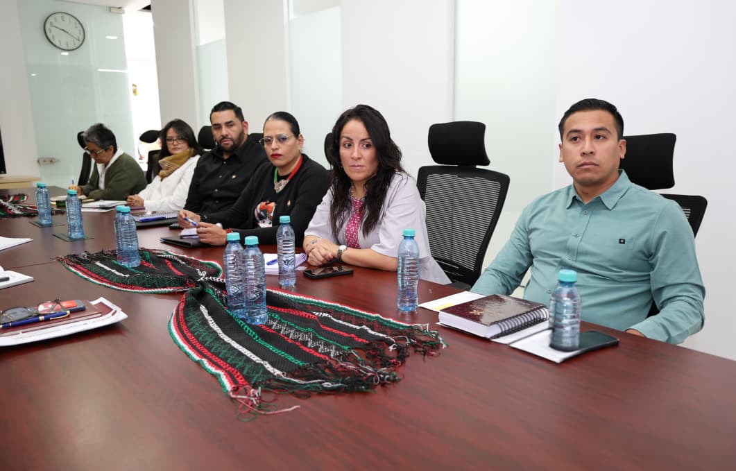 Sedeco_Hgo's tweet photo. La jornada de este martes inició con una reunión con el equipo directivo de la SEDECO Hidalgo, encabezada por nuestro titular, @CarlosHenkelE.
Con disciplina interna y el trabajo articulado, revisaron los avances de los programas prioritarios, coordinaron las próximas agendas https://t.co/gcTNAzySS6