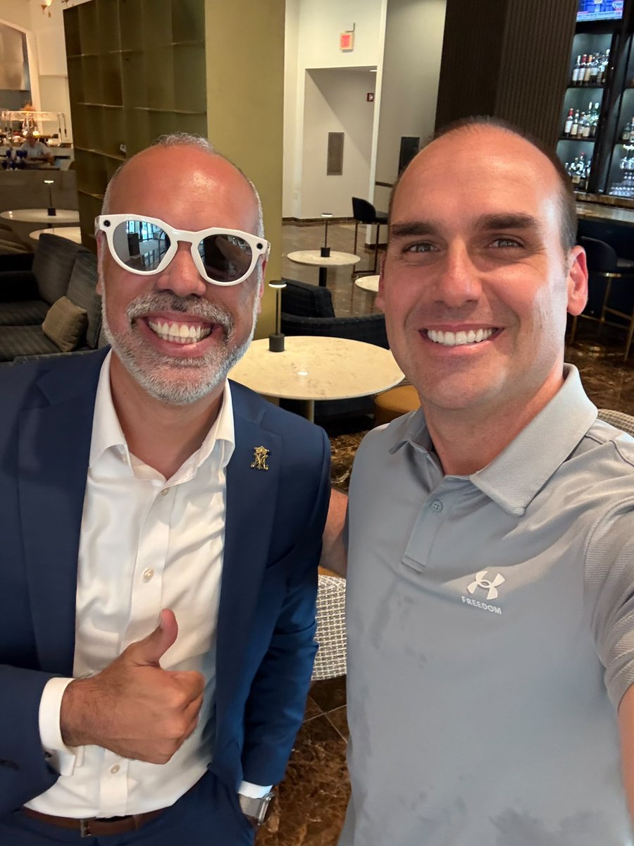 allanconta5's tweet photo. Encontrei @BolsonaroSP em Miami antes de sua ida para Washington, DC. A conversa foi muito boa. Resumo: vai com tudo, @SecRubio. 👍🏻 https://t.co/ZjFSInOWQP