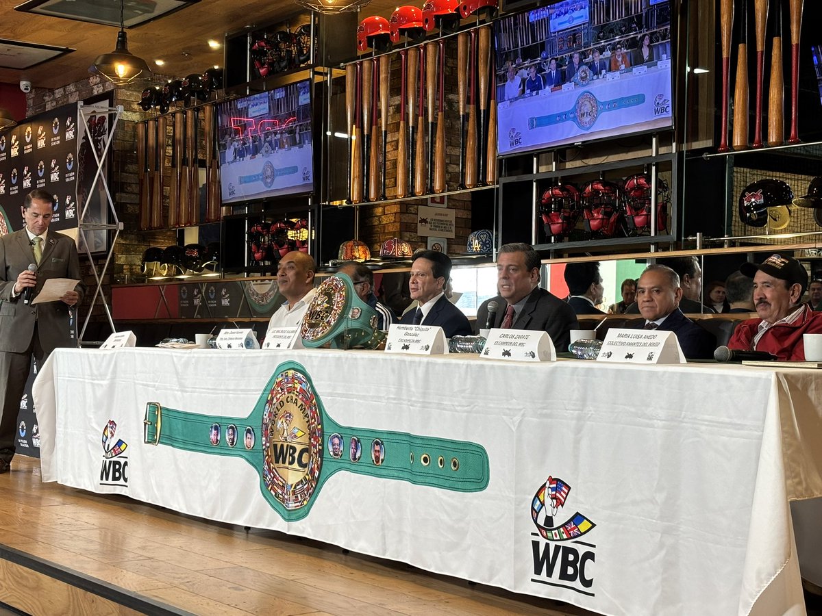 DanielAceves84's tweet photo. Hoy en el #MartesDeCafé del @WBCBoxing, con el apoyo del Lic. Mauricio Sulaimán @wbcmoro presentamos el proyecto de iniciativa de ley para acabar con las “novatadas” dentro y fuera del deporte. Asimismo, entregamos la medalla del #MundialSocial2026 por las actividades y apoyo… https://t.co/PJnyRa2DNG