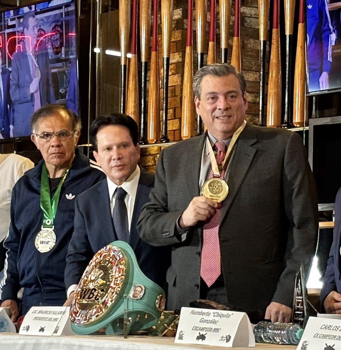 DanielAceves84's tweet photo. Hoy en el #MartesDeCafé del @WBCBoxing, con el apoyo del Lic. Mauricio Sulaimán @wbcmoro presentamos el proyecto de iniciativa de ley para acabar con las “novatadas” dentro y fuera del deporte. Asimismo, entregamos la medalla del #MundialSocial2026 por las actividades y apoyo… https://t.co/PJnyRa2DNG