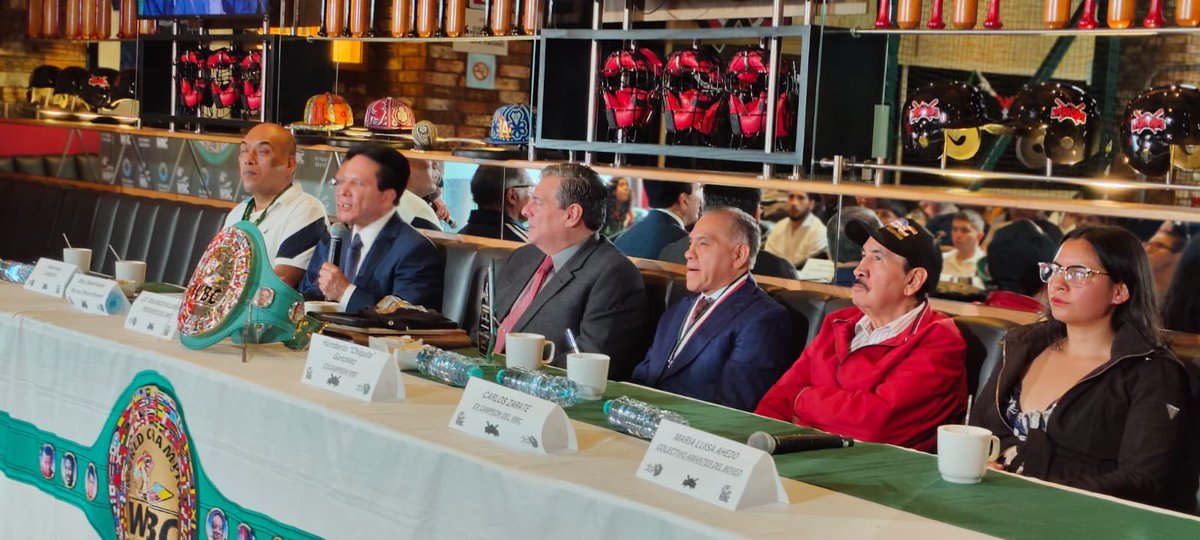 DanielAceves84's tweet photo. Hoy en el #MartesDeCafé del @WBCBoxing, con el apoyo del Lic. Mauricio Sulaimán @wbcmoro presentamos el proyecto de iniciativa de ley para acabar con las “novatadas” dentro y fuera del deporte. Asimismo, entregamos la medalla del #MundialSocial2026 por las actividades y apoyo… https://t.co/PJnyRa2DNG