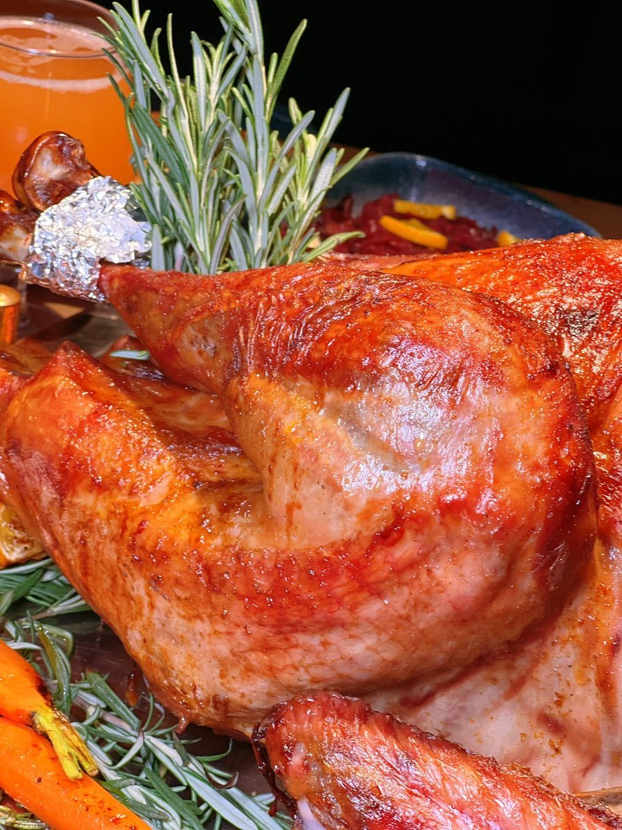 crear097408's tweet photo. This Thanksgiving, treat your crew to our cozy pumpkin-glazed turkey + spiced apple crumble combo—warm, flavorful, and perfect for gathering! Tag your dinner buddy ， https://t.co/TROGpUnpw1