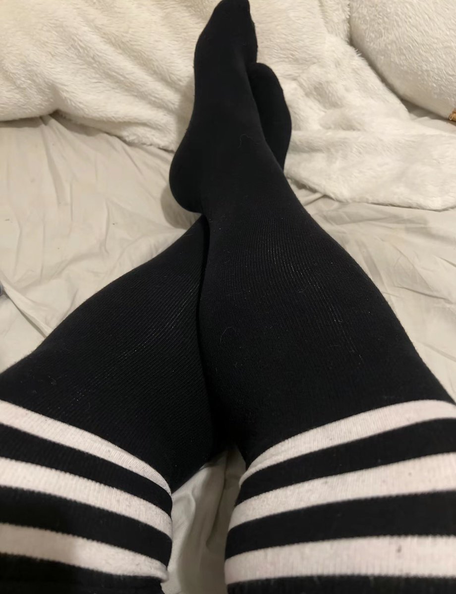 GraceDealqjsz's tweet photo. I got some knee socks heheh https://t.co/N0rdhzNES8