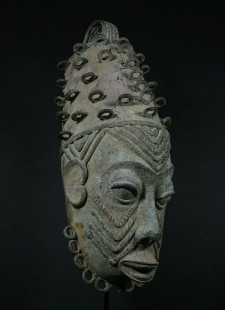 ShellMedicine's tweet photo. I've studied Igbo cosmology non-stop of over 7 years and I am 90% sure I know what is being depicted by each of the 1,100 year old Igbo Ukwu Bronzes (THREAD) https://t.co/VlylRyeZf1