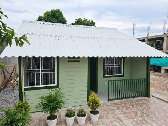 VaneDeCol's tweet photo. Argos acaba de entregar la primera de 1000 casas que prometió en el chocó.

A los románticos de que el “estado” debe resolver todo les pregunto: 

En qué etapa estuviera la construcción de esa casa? https://t.co/qDfyteUORI
