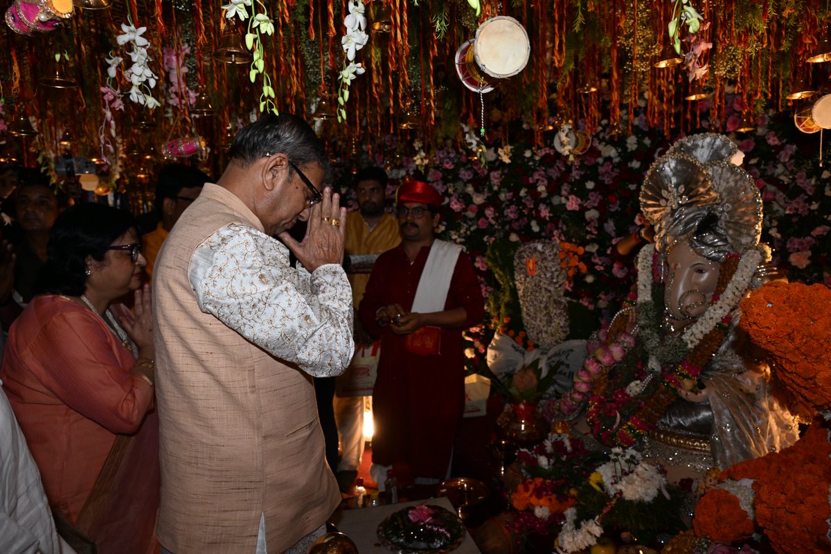 AshimKGhos92088's tweet photo. Had the privilege of seeking the blessings of Lord Ganesha along with First Lady of Haryana Smt Mitra Ghosh ji at the grand #GaneshMahotsav celebration in Sector 12, Faridabad, on Tuesday evening. May Lord Ganesha bless everyone with peace, prosperity and happiness. 🙏🌺 https://t.co/p3mhh0o4MB
