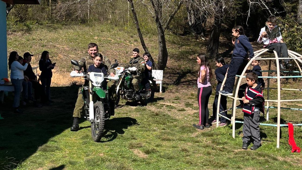 CarabBioBio's tweet photo. Carabineros de la O. I. C. de la 7ma. Comisaría #Chiguayante y personal de la Tenencia #Hualqui, en el marco de las próximas fiestas patrias, realizan actividad de integración con alumnas, alumnos, personal docente y apoderados de escuela Santa Susana en sector rural de Pichaco. https://t.co/8q5elAYUwc