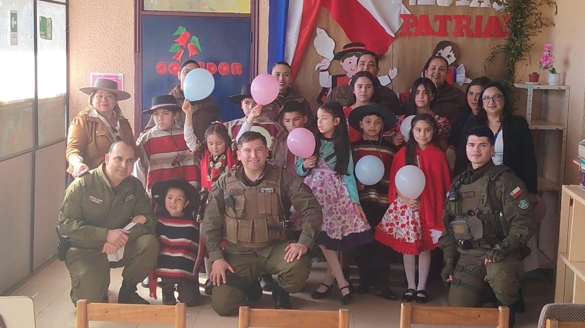 CarabBioBio's tweet photo. Carabineros de la O. I. C. de la 7ma. Comisaría #Chiguayante y personal de la Tenencia #Hualqui, en el marco de las próximas fiestas patrias, realizan actividad de integración con alumnas, alumnos, personal docente y apoderados de escuela Santa Susana en sector rural de Pichaco. https://t.co/8q5elAYUwc