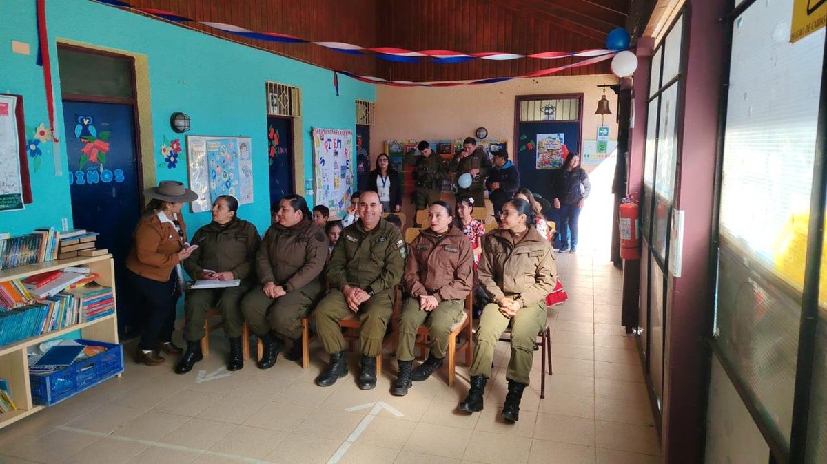CarabBioBio's tweet photo. Carabineros de la O. I. C. de la 7ma. Comisaría #Chiguayante y personal de la Tenencia #Hualqui, en el marco de las próximas fiestas patrias, realizan actividad de integración con alumnas, alumnos, personal docente y apoderados de escuela Santa Susana en sector rural de Pichaco. https://t.co/8q5elAYUwc