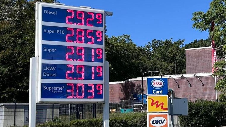 focusonline's tweet photo. In Berlin kostet der Liter Benzin jetzt mehr als drei Euro https://t.co/l86XSqceHO https://t.co/9TIFcEtOY8