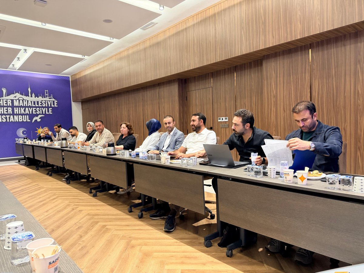 AKBeyoglu's tweet photo. İlçe Başkanımız @kasimfirat’ın riyasetinde haftalık olağan Yürütme ve Yönetim Kurulu toplantımızı gerçekleştirdik.

Beyoğlu’muz için yürüttüğümüz çalışmalarımızı, teşkilatımızın gündemini ve önümüzdeki döneme ilişkin planlamalarımızı değerlendirdik.

Birlik ve beraberlik içerisinde, aynı azim ve kararlılıkla çalışmaya devam ediyoruz.

#AKPartiBeyoğlu 
#AkPartiİstanbul