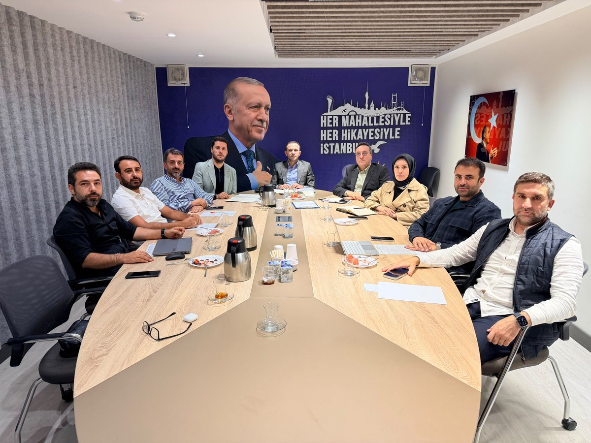 AKBeyoglu's tweet photo. İlçe Başkanımız @kasimfirat’ın riyasetinde haftalık olağan Yürütme ve Yönetim Kurulu toplantımızı gerçekleştirdik.

Beyoğlu’muz için yürüttüğümüz çalışmalarımızı, teşkilatımızın gündemini ve önümüzdeki döneme ilişkin planlamalarımızı değerlendirdik.

Birlik ve beraberlik içerisinde, aynı azim ve kararlılıkla çalışmaya devam ediyoruz.

#AKPartiBeyoğlu 
#AkPartiİstanbul