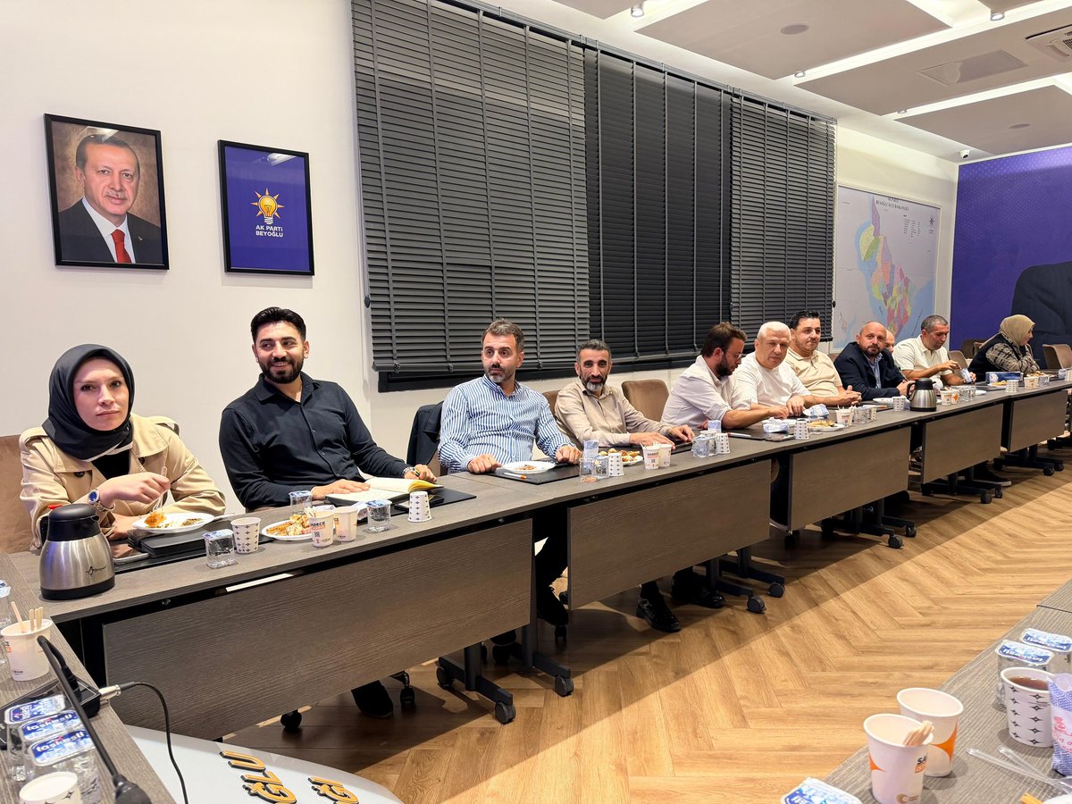 AKBeyoglu's tweet photo. İlçe Başkanımız @kasimfirat’ın riyasetinde haftalık olağan Yürütme ve Yönetim Kurulu toplantımızı gerçekleştirdik.

Beyoğlu’muz için yürüttüğümüz çalışmalarımızı, teşkilatımızın gündemini ve önümüzdeki döneme ilişkin planlamalarımızı değerlendirdik.

Birlik ve beraberlik içerisinde, aynı azim ve kararlılıkla çalışmaya devam ediyoruz.

#AKPartiBeyoğlu 
#AkPartiİstanbul