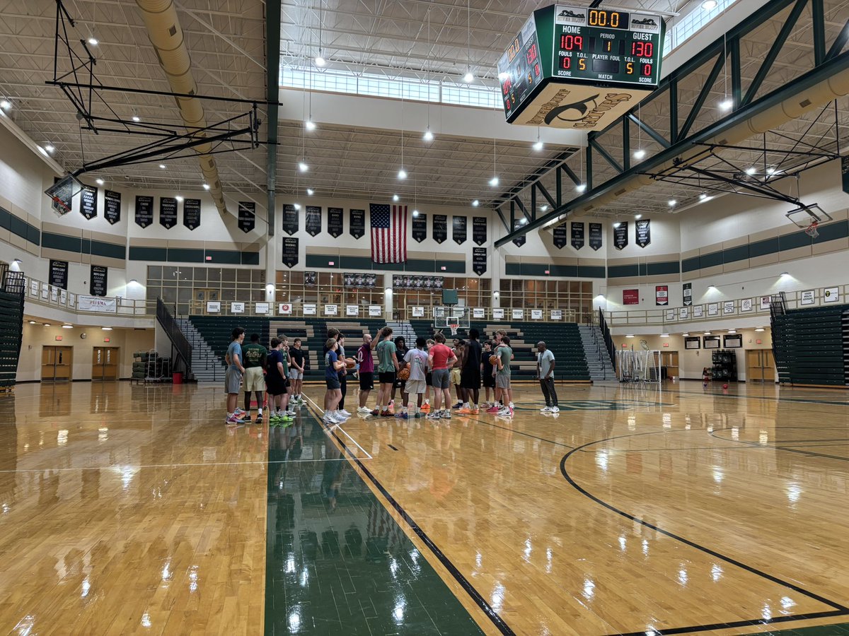 AndrewBaxleySC's tweet photo. 📍Lexington, South Carolina

Stopping by River Bluff High School this afternoon. New Head Coach Will Clarke inherits one of the best shooters in the state, 6’6” 2027 Ford Stratton, along with a solid group of experienced guards. https://t.co/Qs6AD12RgC