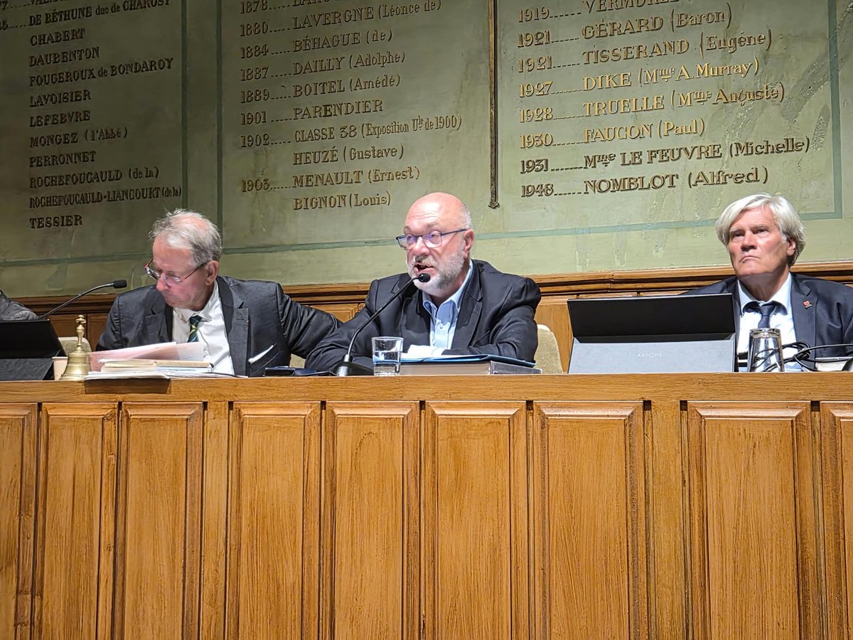 StTRAVERT's tweet photo. Merci à l’académie d’agriculture de nous avoir conviés,trois anciens ministres de l’agriculture, pour débattre ensemble sur la fabrication des politiques publiques françaises et européennes en agriculture 🇫🇷🇪🇺 #Enjeux #Science #transitions #sols #production #compétitivité #débat https://t.co/5yrxpiF4mb