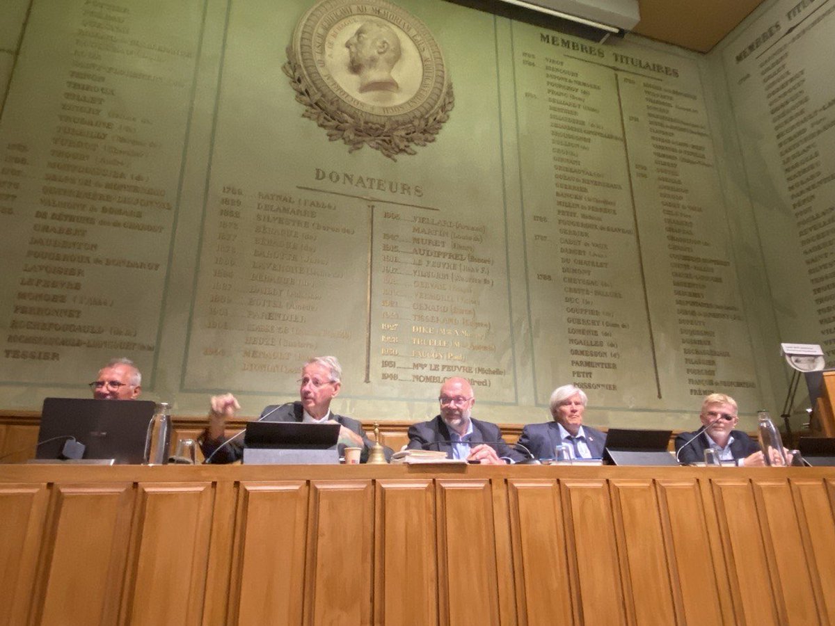 StTRAVERT's tweet photo. Merci à l’académie d’agriculture de nous avoir conviés,trois anciens ministres de l’agriculture, pour débattre ensemble sur la fabrication des politiques publiques françaises et européennes en agriculture 🇫🇷🇪🇺 #Enjeux #Science #transitions #sols #production #compétitivité #débat https://t.co/5yrxpiF4mb