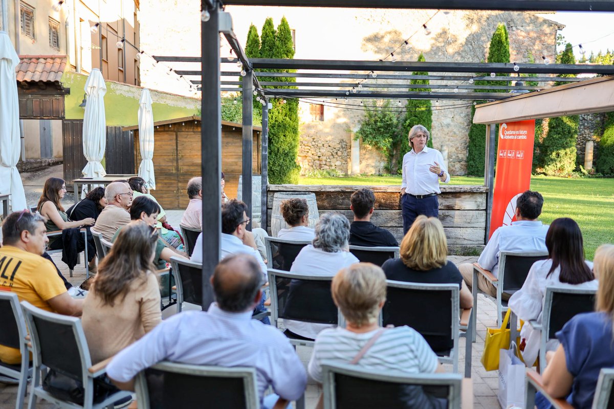 PSOE_CyL's tweet photo. Fuertes y unidos para dar FUTURO a nuestros pueblos.

🌹 @cmmsoria abre en El Burgo de Osma (Soria) una ronda por agrupaciones socialistas en las nueve provincias.

Martínez lamenta que Mañueco viva en "una realidad paralela" y denuncia la falta de diálogo de la Junta con los ayuntamientos.

Más info.⤵️
https://t.co/xARVr2HHf9