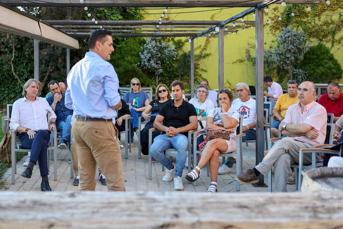 PSOE_CyL's tweet photo. Fuertes y unidos para dar FUTURO a nuestros pueblos.

🌹 @cmmsoria abre en El Burgo de Osma (Soria) una ronda por agrupaciones socialistas en las nueve provincias.

Martínez lamenta que Mañueco viva en "una realidad paralela" y denuncia la falta de diálogo de la Junta con los ayuntamientos.

Más info.⤵️
https://t.co/xARVr2HHf9