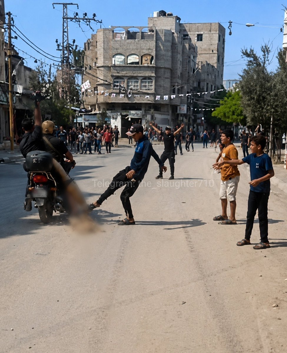 ACOM_es's tweet photo. "Inocente civil palestino" , pateando el cadáver de una judía asesinada por Hamás, y cuyo cuerpo fue llevado a Gaza.
Es necesario recordar constantemente el siete de octubre.  
La masacre, los horrores, lo que pasamos y lo que experimentamos.  
No permitiremos que nadie haga olvidar lo que ocurrió aquí.  
No permitiremos que nadie difumine el recuerdo.  
No permitiremos que nadie distorsione la verdad o confunda el bien y el mal.  
La masacre del siete de octubre siempre ante nuestros ojos, y no hay ningún poder en el mundo, ninguna máquina de propaganda y ninguna película teñida que pueda borrar lo que reside profundamente en nuestro corazón...

Vía @YosephHaddad