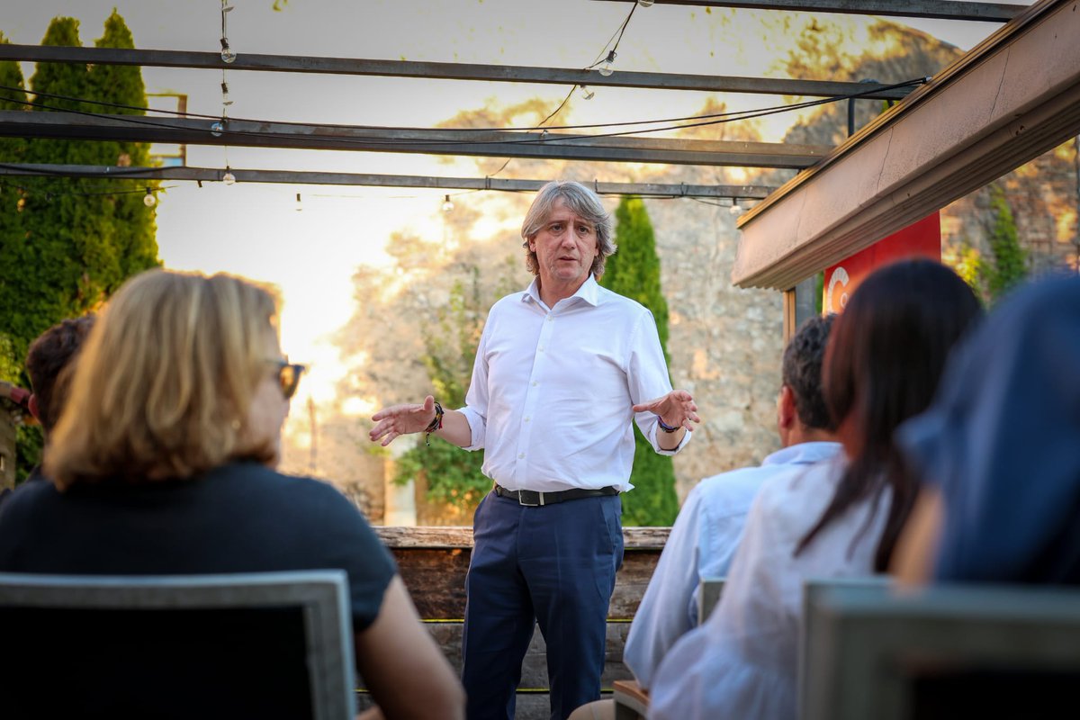 PSOE_CyL's tweet photo. Fuertes y unidos para dar FUTURO a nuestros pueblos.

🌹 @cmmsoria abre en El Burgo de Osma (Soria) una ronda por agrupaciones socialistas en las nueve provincias.

Martínez lamenta que Mañueco viva en "una realidad paralela" y denuncia la falta de diálogo de la Junta con los ayuntamientos.

Más info.⤵️
https://t.co/xARVr2HHf9