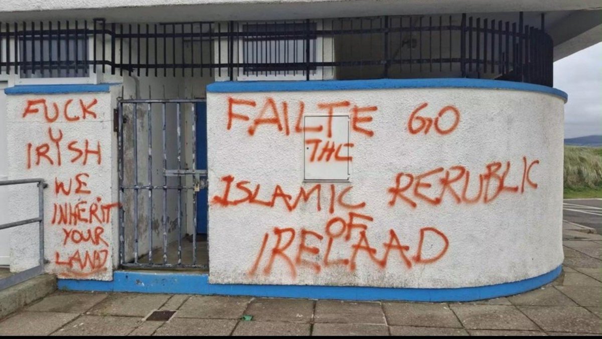 CapatanEl4662's tweet photo. 🇮🇪A beach in Donegal has been spray painted by Muslim migrants with “Fuck Irish, we inherit your land” and “Fáilte go the Islamic Republic of Ireland.”Fáilte. They used our word for welcome to spit in our face.

They hate us. https://t.co/aS3SVoFFIR