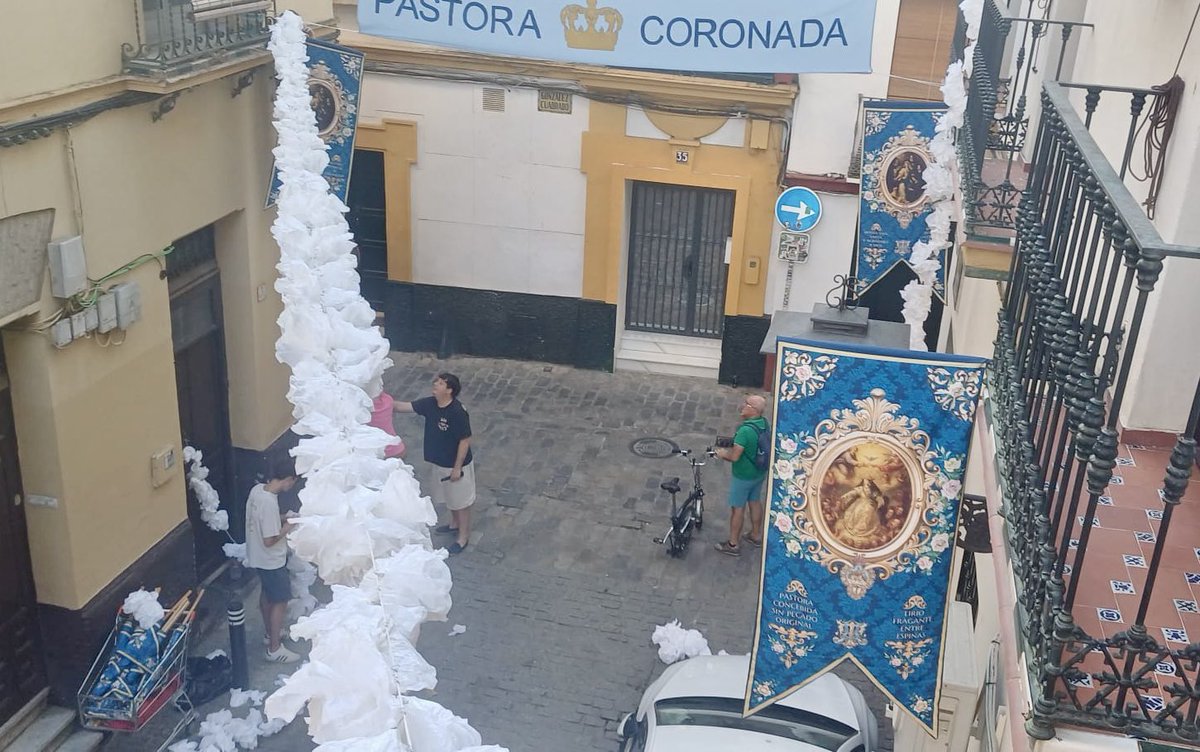 PastoraSMarina's tweet photo. 🔵 #Pastora2026 | A días de que la Santísima Virgen vuelva a pisar suelo sevillano, los vecinos de su calle la aguardan ansiosos, tras dos años de espera.

Gracias siempre a Lorenzo, MªCarmen, Rosi y tantos vecinos que, junto a nuestro Grupo Joven, preparan con cariño el paso un año más de nuestra Madre por su calle Divina Pastora.