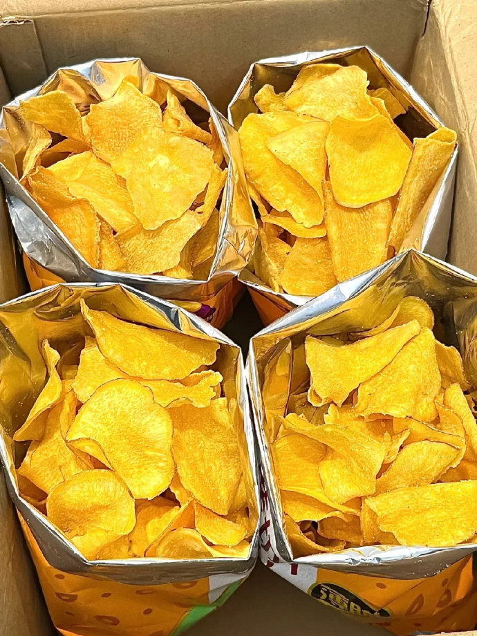 petix503876's tweet photo. Just found the crunchiest salted egg yolk potato chips and I’m not sharing them… KIDDING who wants a bite https://t.co/PJrGIpRExE