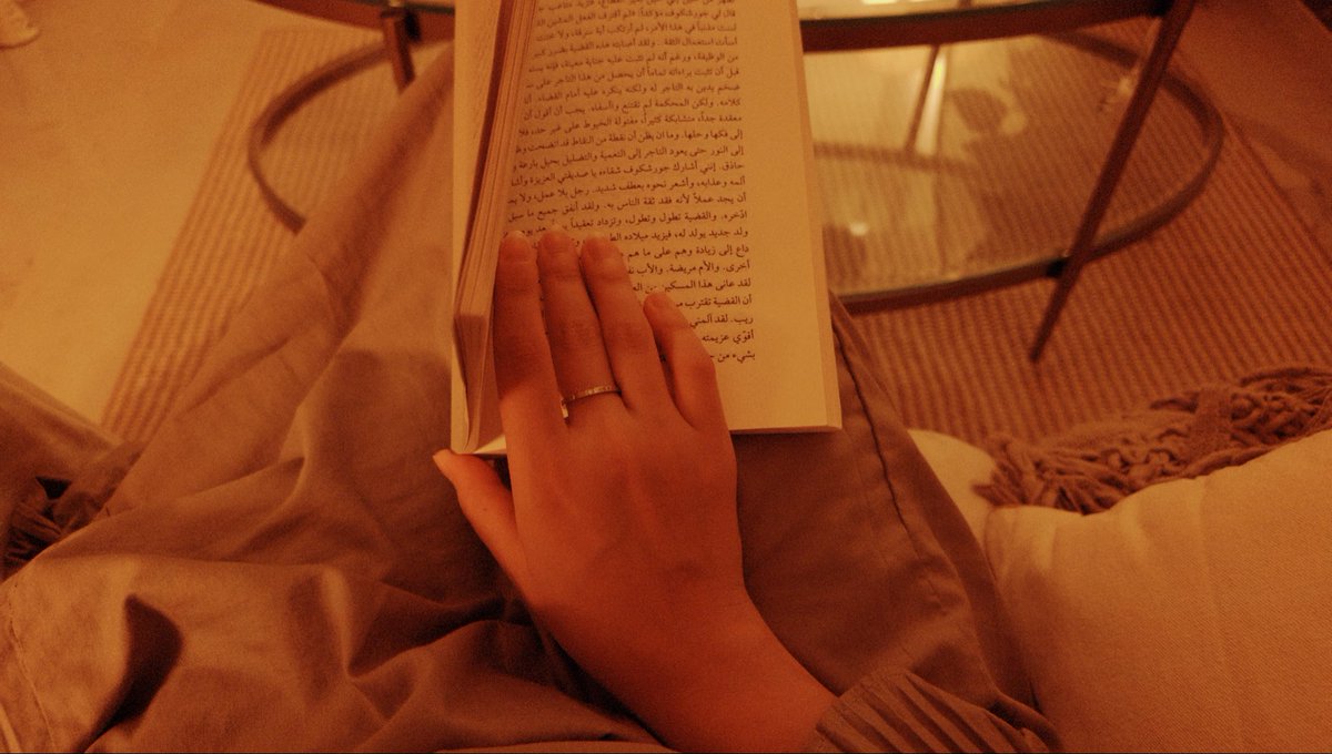 _nin77_'s tweet photo. مؤخراً ما اقرأ عشان استمتع ؛
اقرأ راجيةً الكتب ان تزيد حصيلتي اللغويه لعلي اجد الكلمات لوصف كيف اشعر، تجاه ما يحدث الان ، تجاه افكاري المركونه ، و مشاعري التي لم تسمح لي ايامي ان اشعر بها كما ينبغي ؛ ايامي التي تجري غير مكترثه لرغبتي بالتروي. https://t.co/NeExDAWGvX