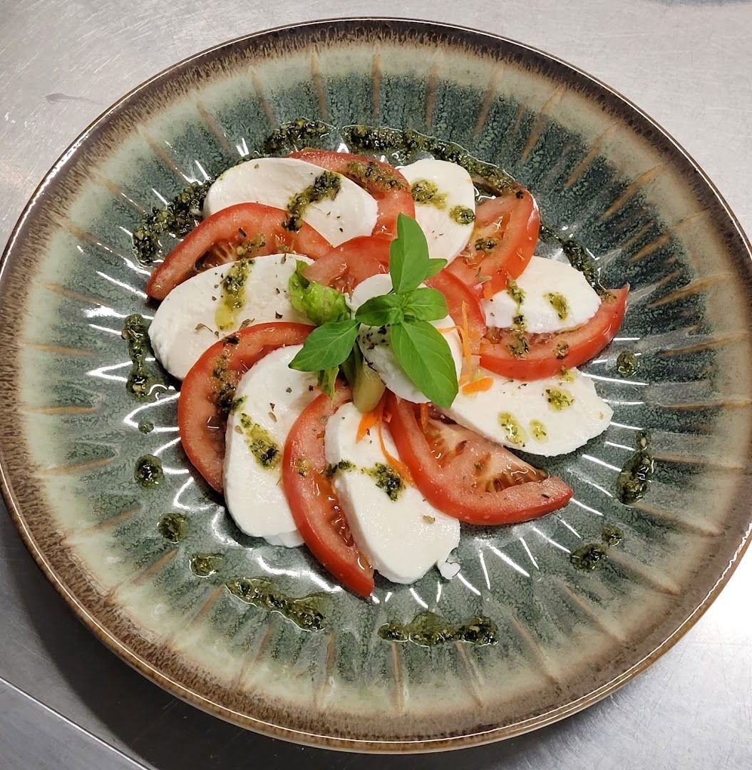 aureo958940's tweet photo. Just grabbed fresh heirloom tomatoes, fragrant basil and creamy mozzarella for tonight's homemade caprese salad! No processed ingredients, just pure deliciousness for your weeknight meal https://t.co/uVRNergyuZ