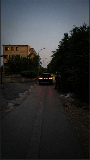 FrankAspide's tweet photo. L'arroganza del degrado a Teverola. Un uomo in SUV nero usa Via Caserta come latrina davanti ai residenti! Il nostro rione non è un gabinetto. Leggi l'inchiesta: https://t.co/ONkFUvYctu
 (Foto ricostruita digitalmente a tutela della privacy)
#FrankAspide https://t.co/2MUiuFzcSx