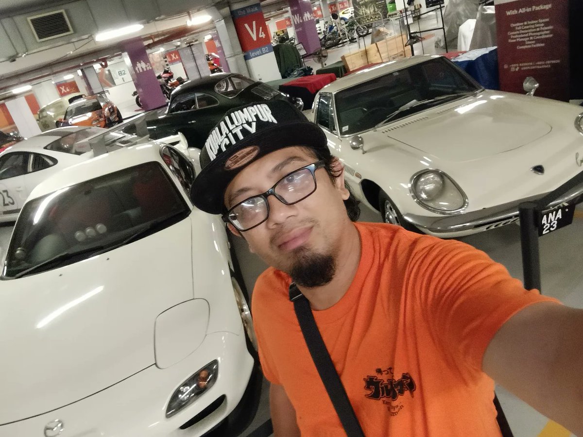 IsrealPeakthg's tweet photo. Two generations of rotary monsters: Cosmo &amp; RX-7 https://t.co/xdDJdGJMHg