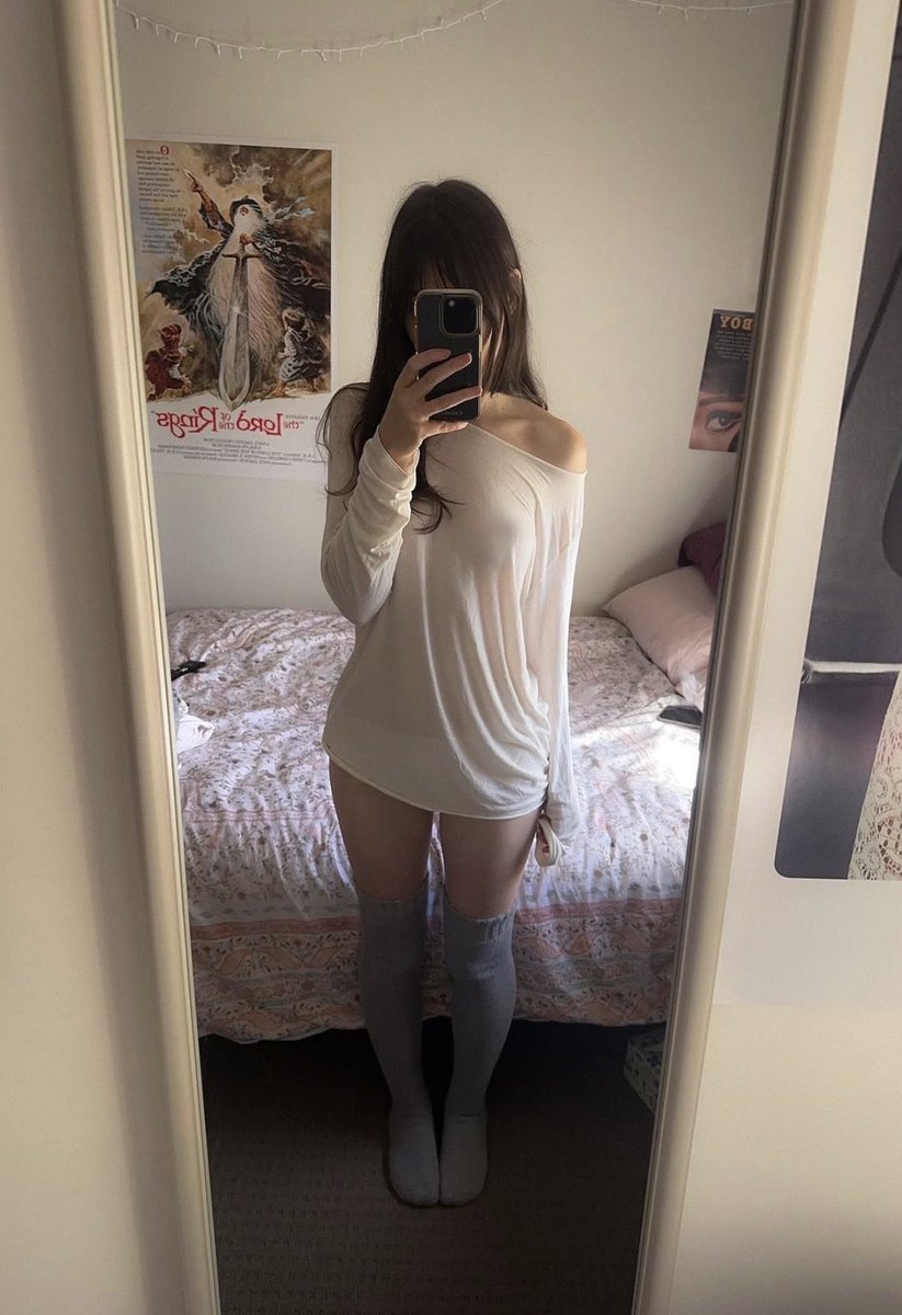 AnnaLeeCheung's tweet photo. im 4’10 and i love cats, lets be friends. https://t.co/VBZYaEmhUC