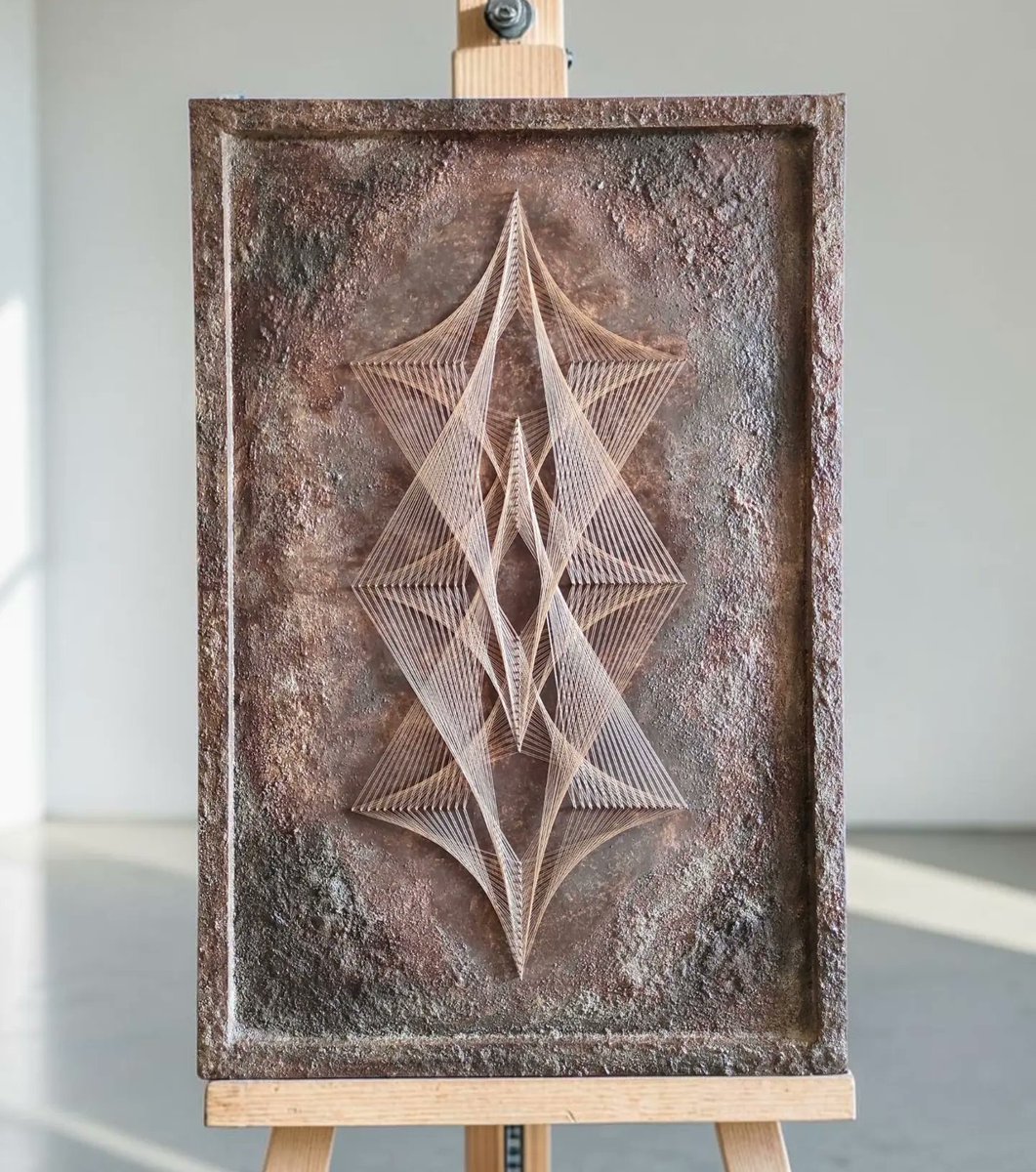 ShelaBeadyrd's tweet photo. Handmade string art begins with precisely mapping coordinates on a wooden base using a protractor, compass, and laser. Complex pieces may take over 70 hours. Nails are hammered in at 90 degrees, followed by layered textures and waterproof acrylic https://t.co/zlIVzJQBOB