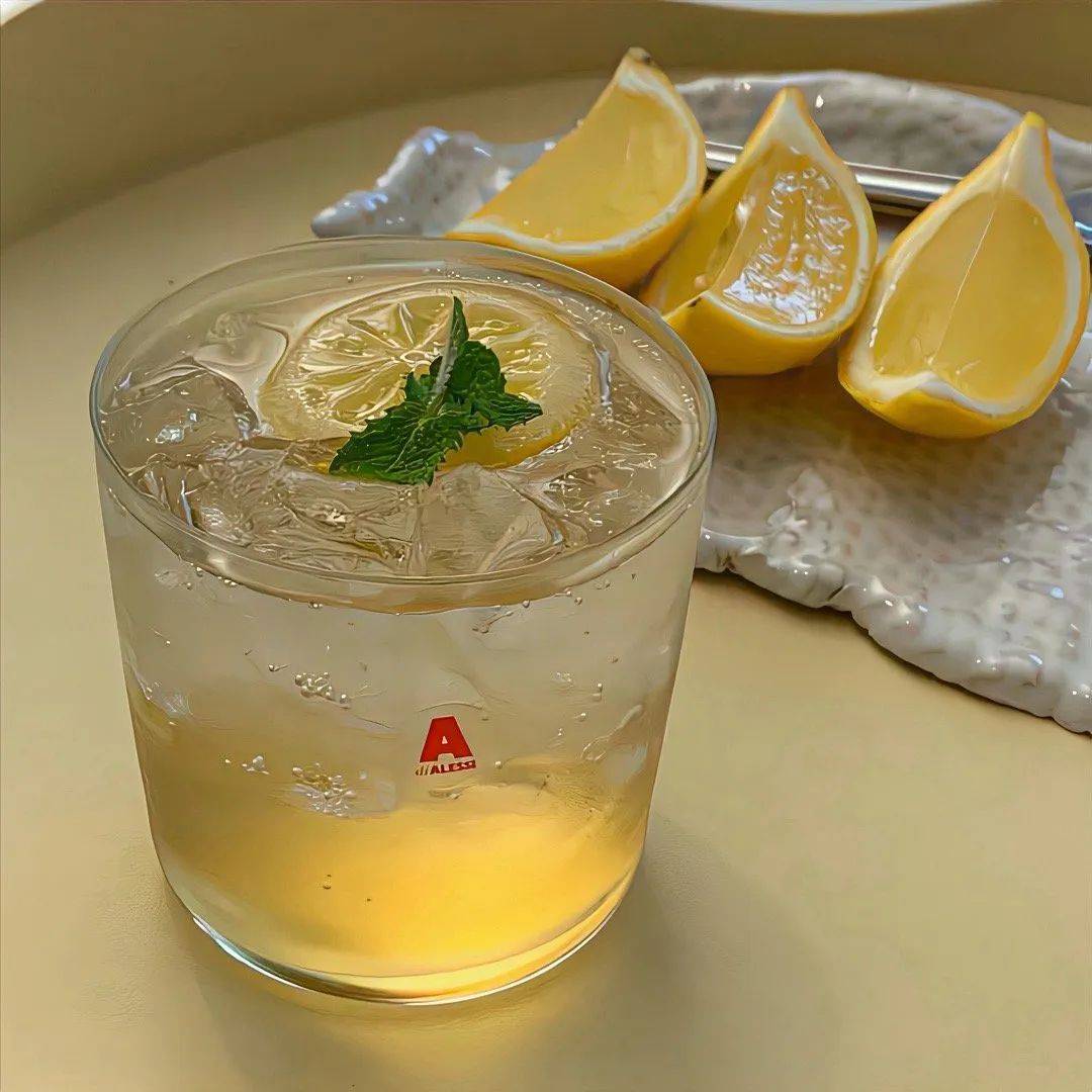 tillo147238's tweet photo. Craving a quick pick-me-up Whip up iced honey lemon green tea in 5 mins: steep green tea, squeeze lemon, add 1 tsp honey u0026 ice. Perfect for hot days!， https://t.co/Xv0azcmxd9