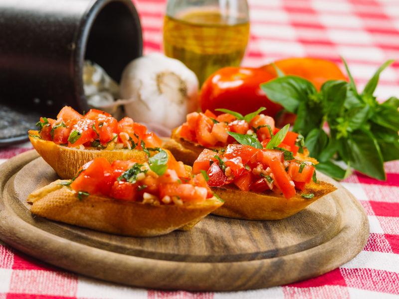 lanah165326's tweet photo. My go-to cozy weekday dinner: creamy tomato pasta with fresh basil and a side of garlic bread. Quick, delicious, and hits the spot after a long day! https://t.co/CHwli1Yx1j