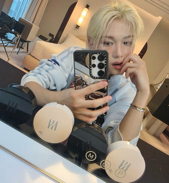 luvsickbinnie's tweet photo. it's our day yay yay, love you twin🤞🏼🤞🏼(ft. my sisters room lol)

#FelixVoiceOfAGeneration
#행복으로_용복을_복복복
#HappyFelixDay https://t.co/MDseFz0ARD