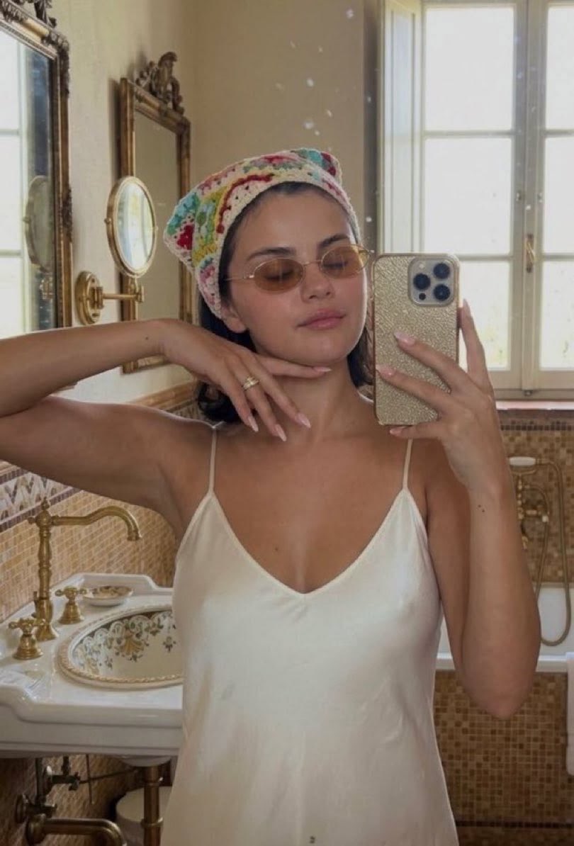 souvenirgomez1's tweet photo. yall need to understand that THIS is also selena in 2026, she just tried a different style at the emmys https://t.co/Ms48WEFudW