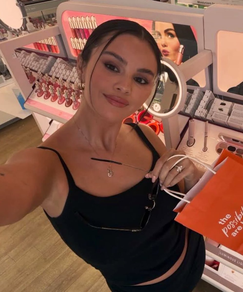 souvenirgomez1's tweet photo. yall need to understand that THIS is also selena in 2026, she just tried a different style at the emmys https://t.co/Ms48WEFudW