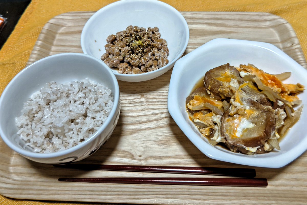 d0w0ib's tweet photo. きのうですらない一昨日の晩ごはん
あぶら麩の玉子とじ
納豆（大粒）
甘辛い味つけでとろとろに煮たお麩が大好きなのですが
前回食べたのいつか忘れた頃にあぶら麩が安く売ってたので玉子とじにしました
丼にしてもうまし
納豆はそのまま食べるので大粒が好き
あぶら麩あと1袋あるから何作ろうかな～ https://t.co/vruZjx7RBX