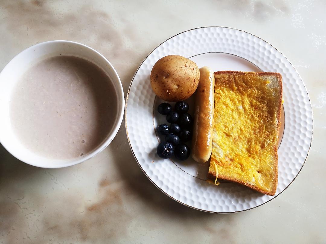 tinyh319423's tweet photo. Just made warm homemade oatmeal with a drizzle of honey and a splash of almond milk on this rainy Sunday morning—soft, cozy, and perfect for slow days at home. https://t.co/X96FUk3ghg