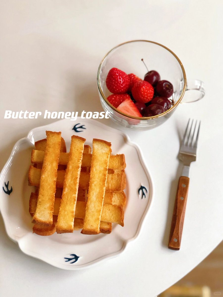 ailrw516613's tweet photo. Just had the fluffiest honey butter toast topped with fresh strawberries—my 10-minute snack just turned into a tiny perfect joy moment ， https://t.co/NsoU8Fmow4