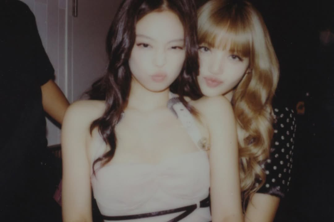 BLACKPINKBRASIL's tweet photo. Lisa empata com Jennie como as solistas femininas de K-Pop com mais entradas na história da Billboard Hot 100 (7 cada).

#LISA #JENNIE #BLACKPINK https://t.co/sKBrAa6xmS