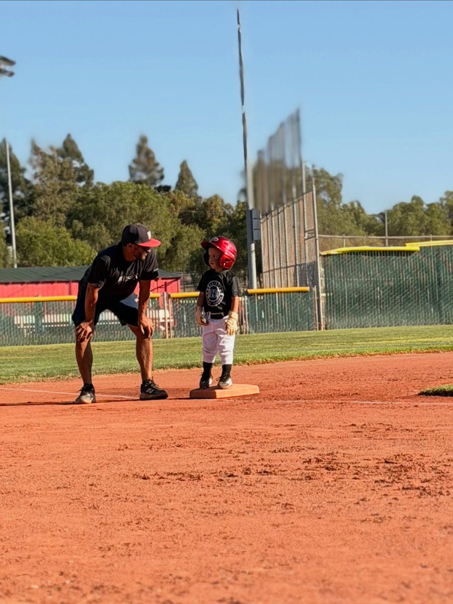 CoachScottMead's tweet photo. Coached my four-year-old's game this weekend.

Two teams, two sets of parents, and every one of them was cheering for every kid out there.
Nobody knew the score. I still don't.

 isn't naive. It's the one that's right.

#youthbaseball #teeball #sportsparents #baseballdad https://t.co/uxIFG19EKW